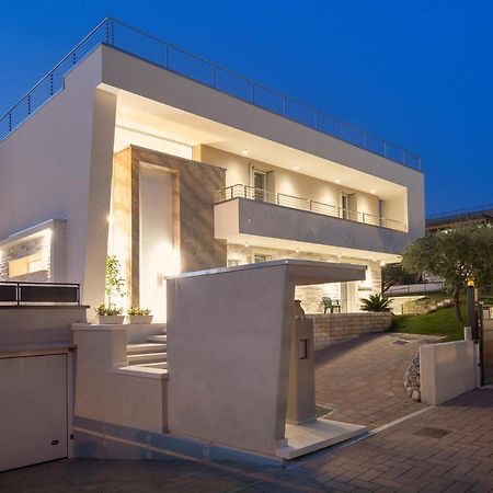 Villa Aurora-Holiday Home Apt 1 บาร์โดลิโน ภายนอก รูปภาพ